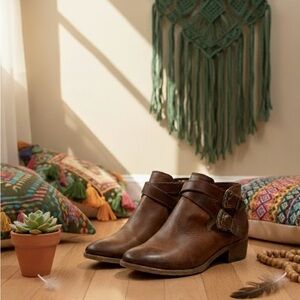Frye Ray Western Shootie Brown Leather Ankle Boots with Duel Buckle